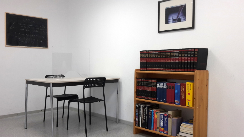 Raum für Einzelunterricht mit Spuckschutz am Arbeitsplatz, Tafel und Zugriff auf Lexika und Fachlite